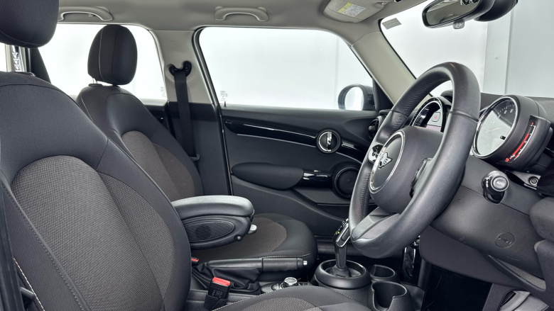 MINI Hatchback 1.5 Cooper Classic 5dr Auto [Nav Pack] Petrol Hatchback